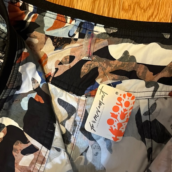 Free People Movement My Boo Pant Camo Cargo Zipper Size Small NWT - Picture 9 of 16